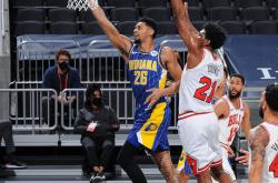 开云体育在线-火箭碾压步行者，拉文完成帽子戏法