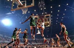 开云体育入口-凯尔特人鏖战尼日利亚男篮，拉塞尔一己之力扛起全队