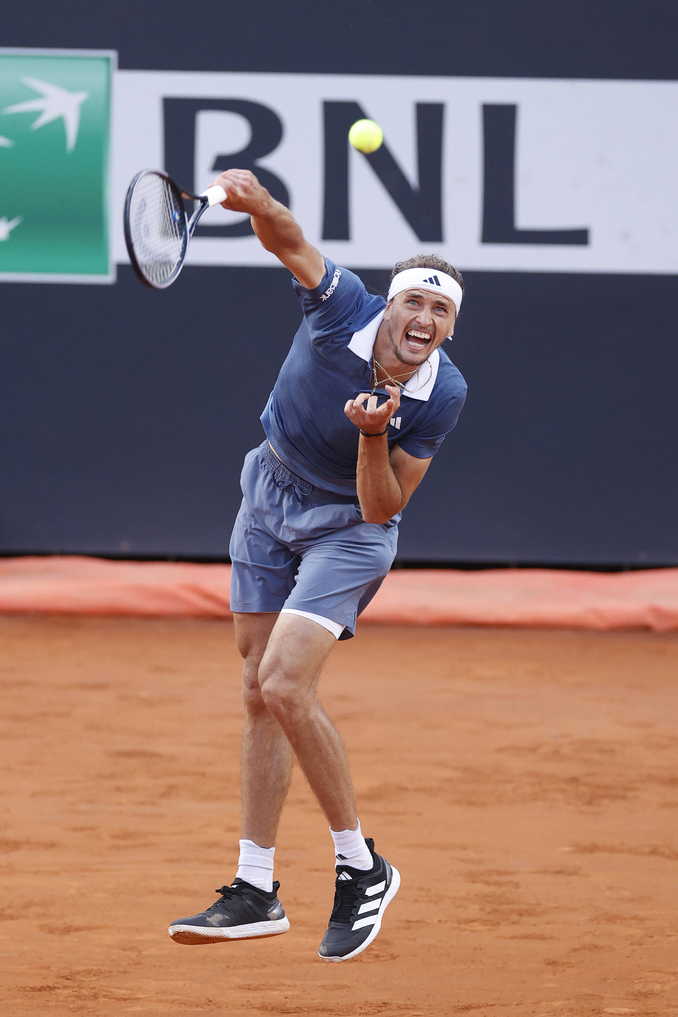 英国网球队绝地反击世界网球队，兹维列夫高光表现的简单介绍