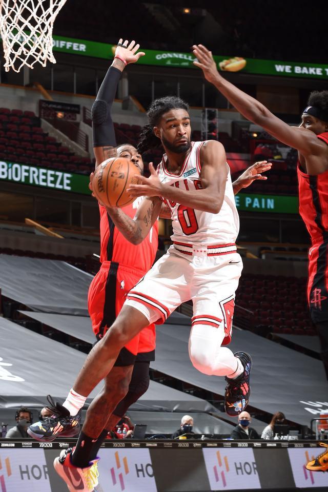 火箭碾压步行者，拉文完成帽子戏法