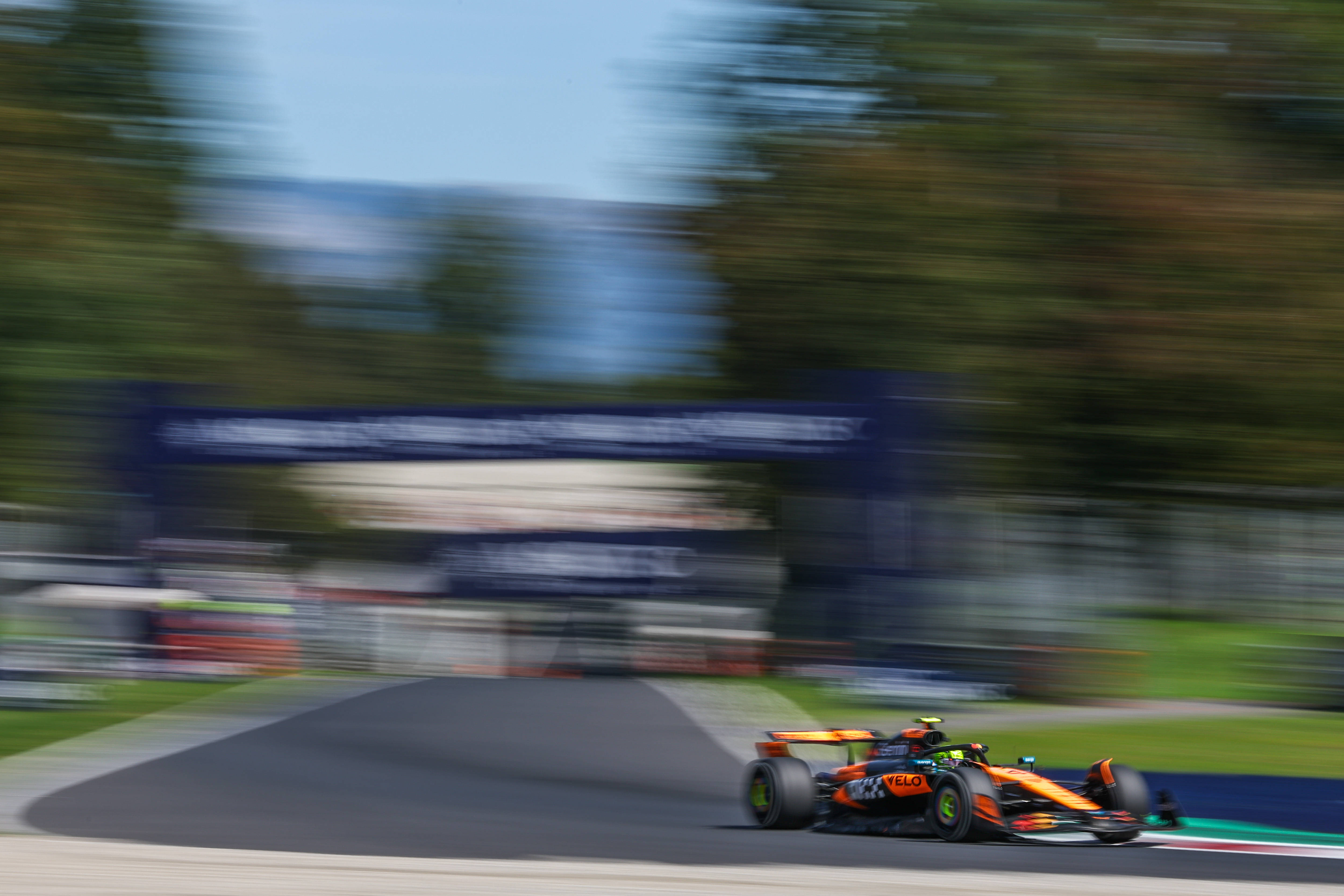 迈凯伦完胜红牛二队,阿隆索惊艳四座 迈凯伦完胜红牛二队,阿隆索惊艳四座