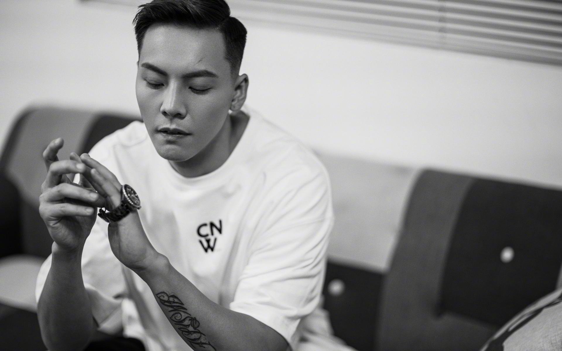 东瀛风暴席卷欧陆,日本队碾压丹麦队,黄鸭组合统治全场