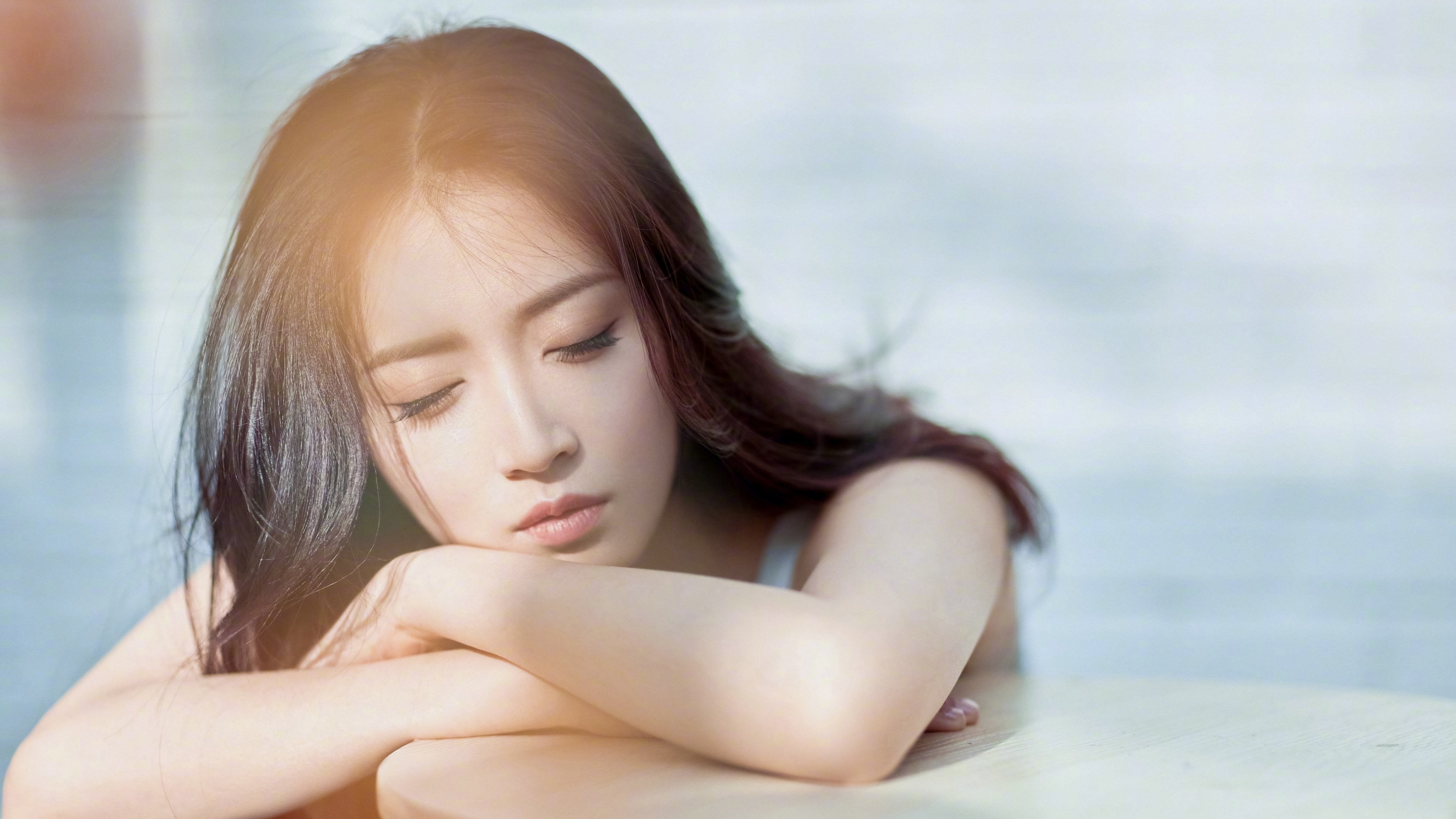 轮胎尖叫与篮球鞋摩擦，当F1街道赛的肾上腺素遇见猛龙晋级夜的汗水